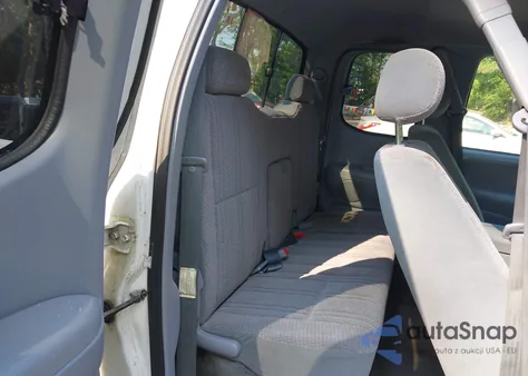 2000 Toyota Tundra Sr5 V8 z USA, uszkodzony, nr VIN 5TBRT3418YS086632